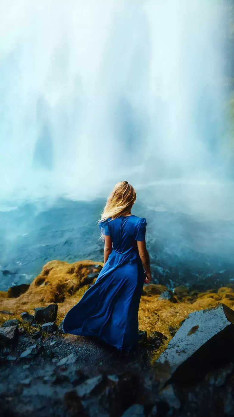 girl feeling wallpaper