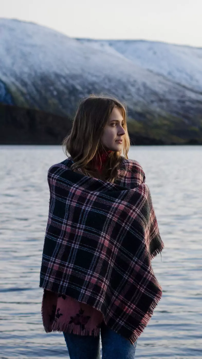 girl lakeside wallpaper
