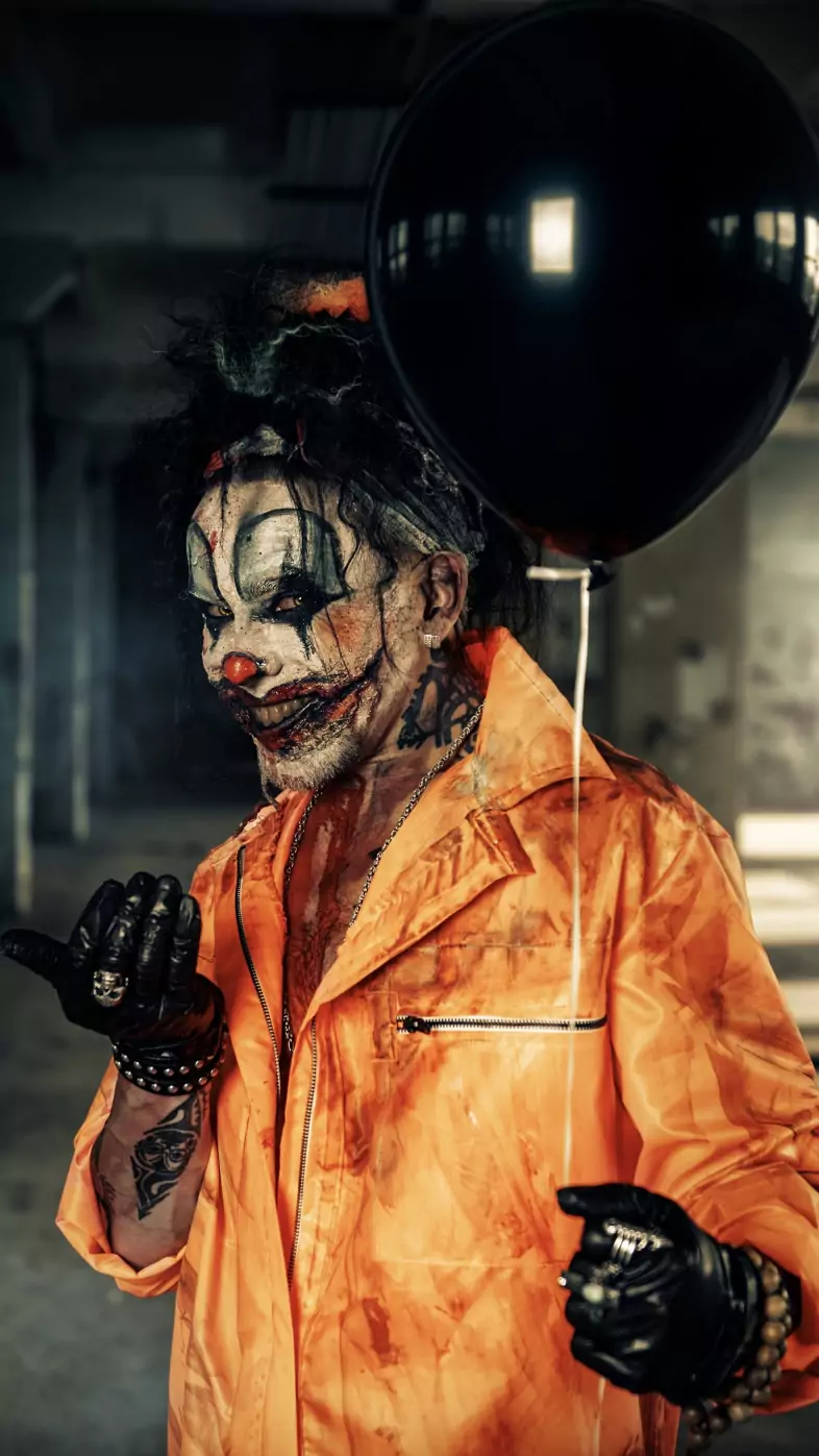 halloween guy with balloon wallpaper