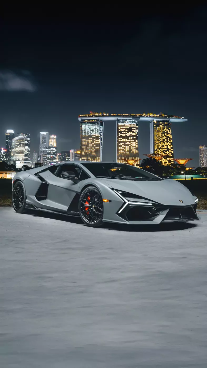 lamborghini revuelto car wallpaper
