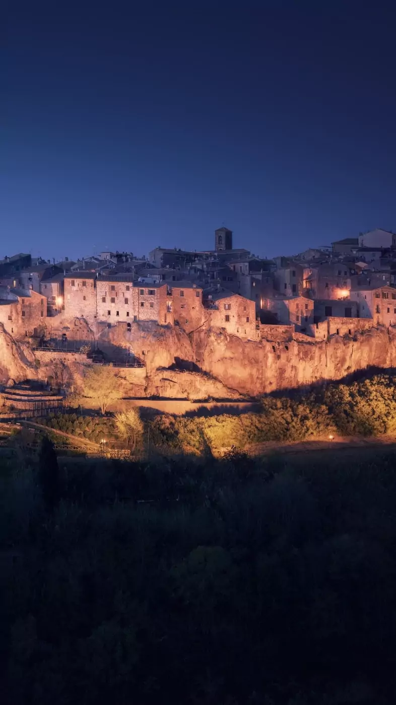 pitigliano italy wallpaper